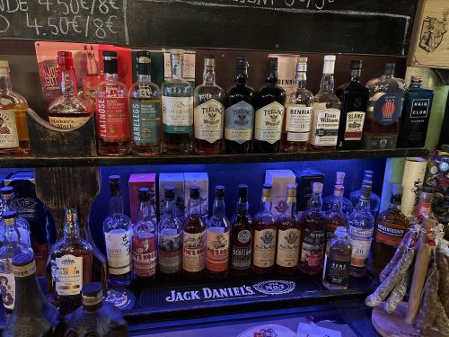étagères avec whiskies